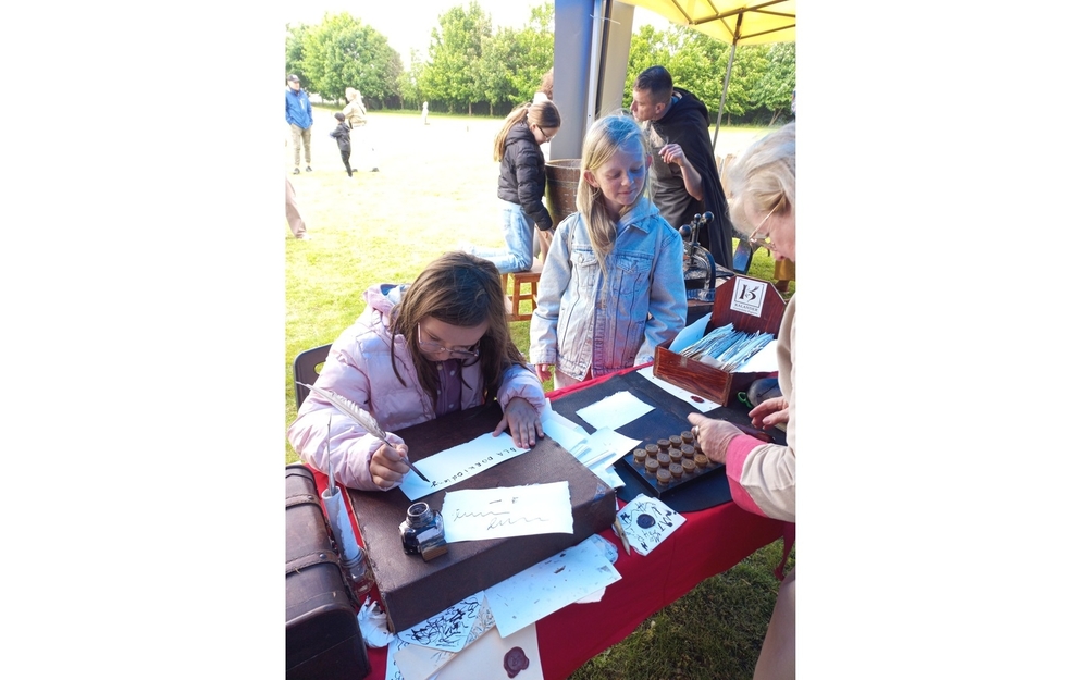 Piknik historyczny w  Łozinie na naszym stoisku czerpania papieru