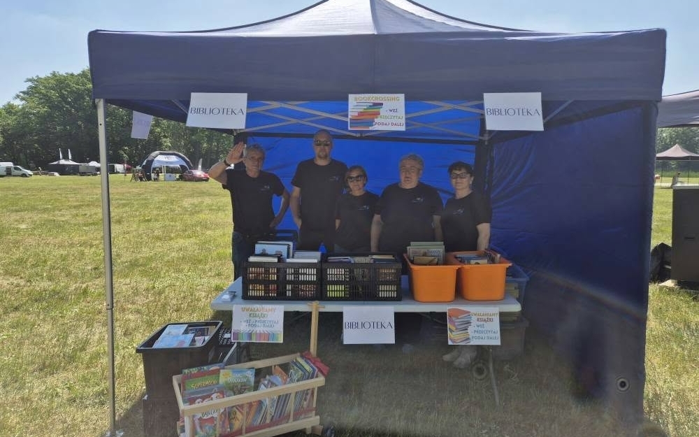 nasze stoisko przy uwalnianiu książek na dniu gminy długołęka
