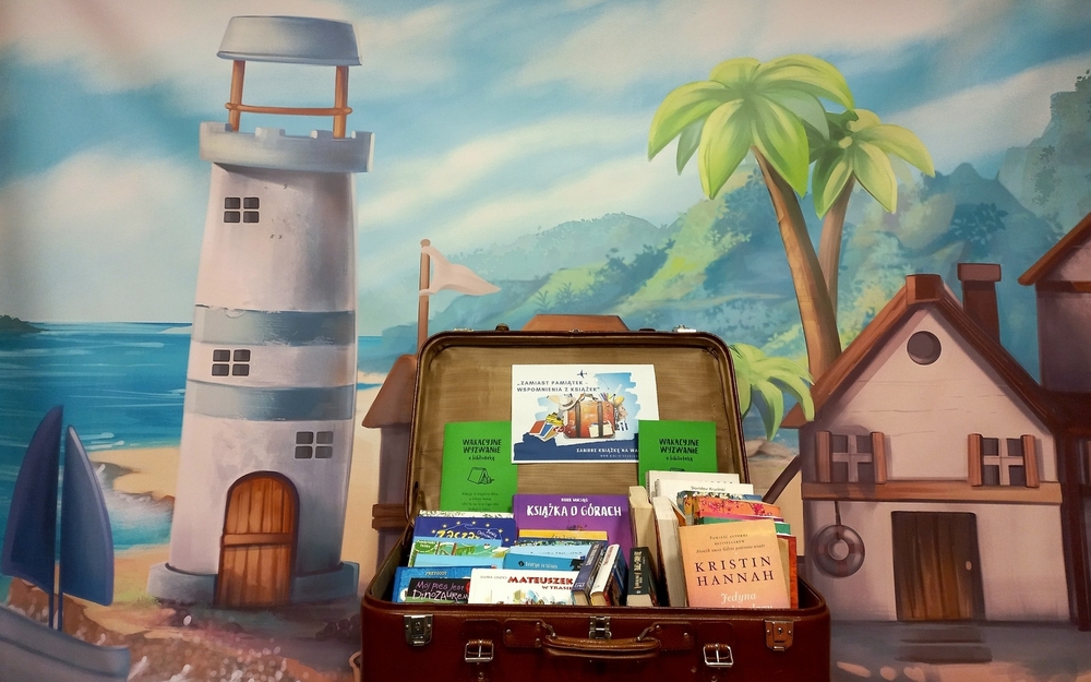 walizka pełna książek na letnim tle fotograficznym 