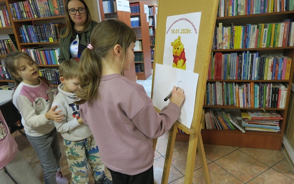 zajęcia z dziećmi w bibliotece w Długołęce z okazji dnia kubusia puchatka