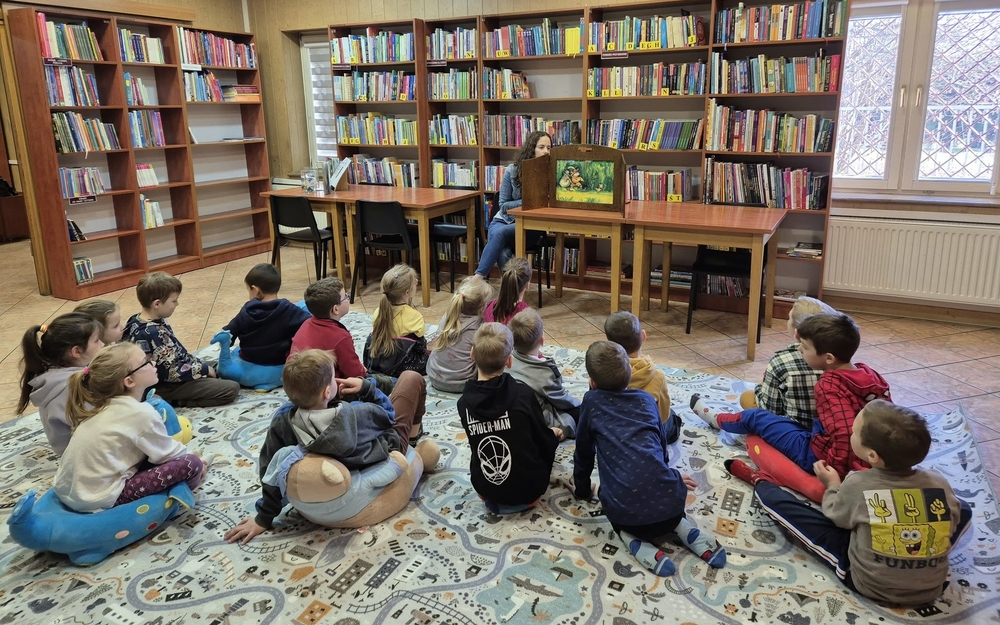 czytanie na dywanie z teatrzykiem kamishibai