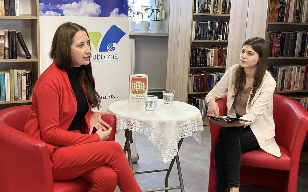 Marta Matyszczak na spotkaniu autorskim z bibliotekarką Karoliną Cedro