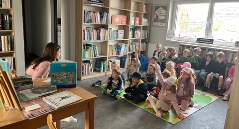 Przedszkolaki w bibliotece w kiełczowie