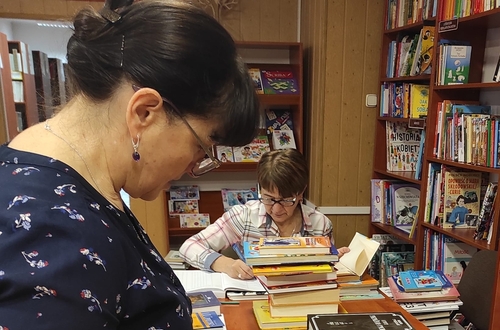 Praca-bibliotekarzy-z-ksiazka-ukrainska