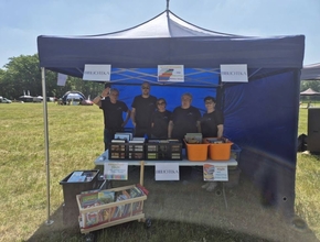 nasze stoisko przy uwalnianiu książek na dniu gminy długołęka