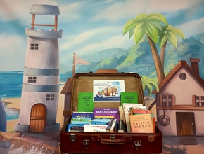 walizka pełna książek na letnim tle fotograficznym 