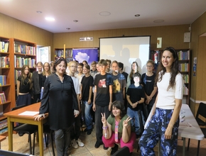 młodzież ze szkoły podstawowej w Długołęce z Agnieszką Janiszewską