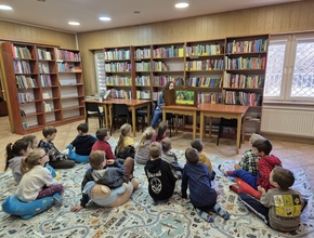 czytanie na dywanie z teatrzykiem kamishibai