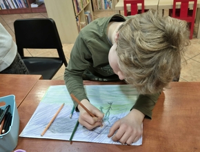 chłopiec rysuje ilustrację do teatrzyku kamishibai