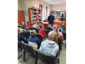 Marcin pałasz z uczniami w bibliotece w Łozinie