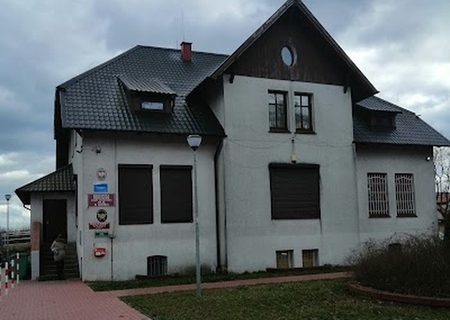 budynek, w którym mieści się biblioteka w Łozinie