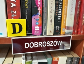 tabliczka dobroszów na półce z książkami