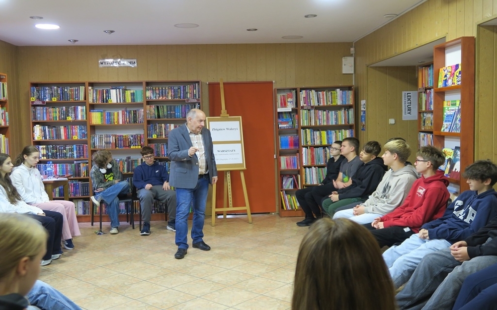 walerys z młodzieża w bibliotece w długołece