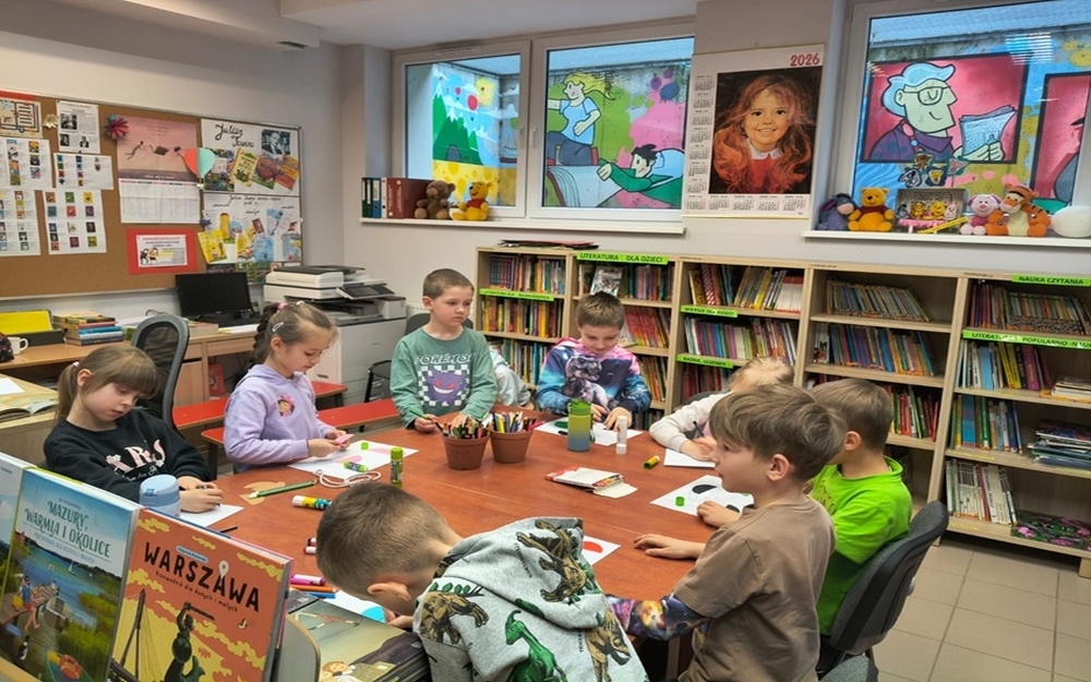 zajęcia dzieci w bibliotece w Mirkowie