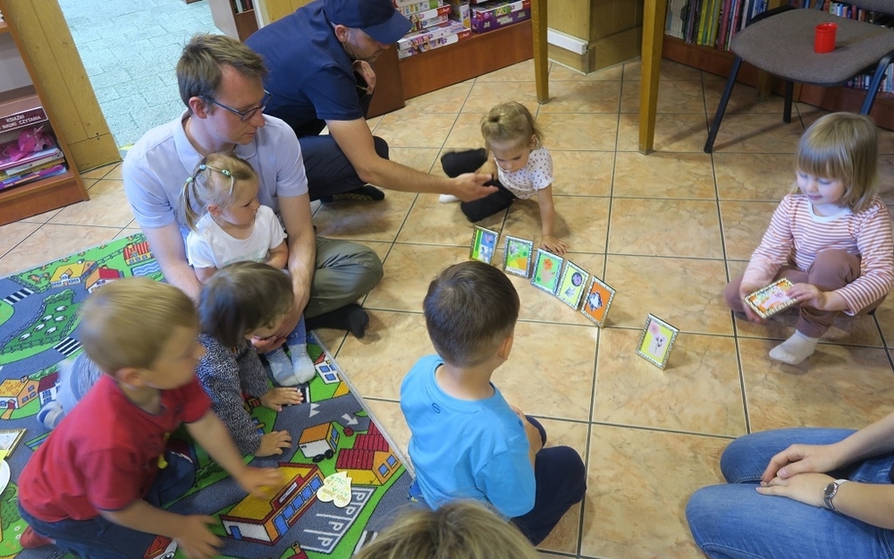 klub małego czytelnika rodzice z dziećmi w bibliotece