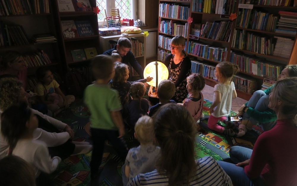spotkanie klubu małego czytelnika w bibliotece w długołęce