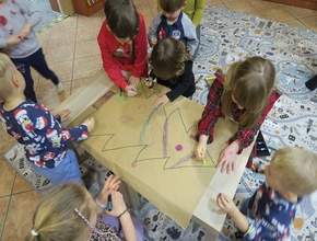 dzieci dekororują choinkę 