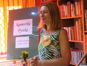 Agnieszka Tyszka w czytelni biblioteki w Długołęce
