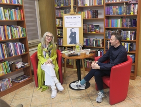 Piotr Jacoń z Wiolettą Nowakowską na spotkaniu w Długołęce