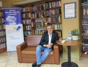 Marcin Kydryński na spotkaniu autorskim w bibliotece w Długołęce