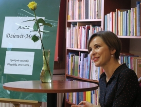 Anna Dziewit Meller w czytelni biblioteki w Długołęce