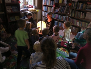 spotkanie klubu małego czytelnika w bibliotece w długołęce