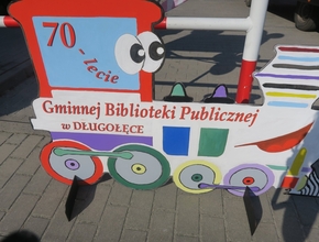 Makieta pociągu z napisem siedemdziesięciolecie Gminnej Biblioteki Publicznej w Długołęce